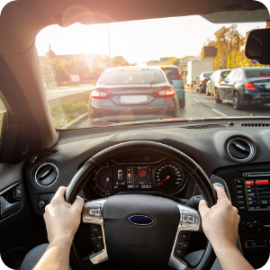 Conductrice s'arrêtant brusquement derrière un autre véhicule, illustrant le manque d'anticipation et de maîtrise du freinage lors de l'arrêt du véhicule avec Hello Permis.