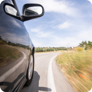 Conductrice au volant d'une voiture prenant un virage trop rapidement et s'éloignant de sa trajectoire, illustrant l'erreur de manque de maîtrise de la vitesse lors d'un virage avec Hello Permis.